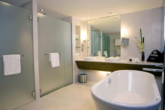 king-executive-suite-bathroom-Hilton-Brisbane