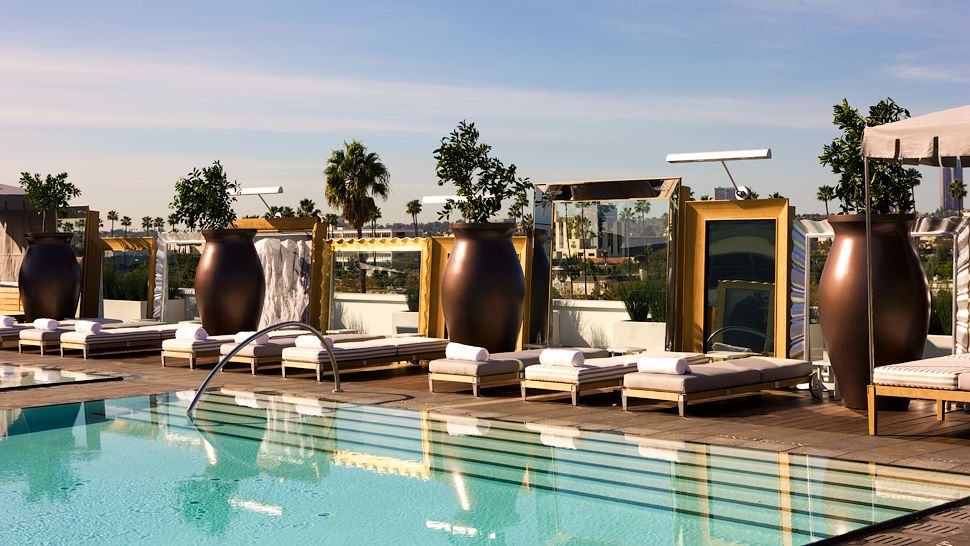 SLS Hotel Beverly Hills, Poolside