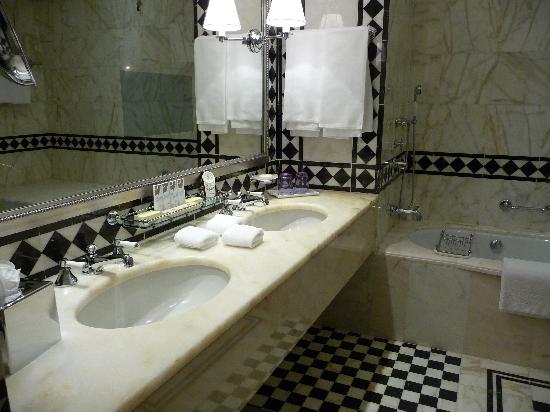 the-st-regis-florence-bathrooms