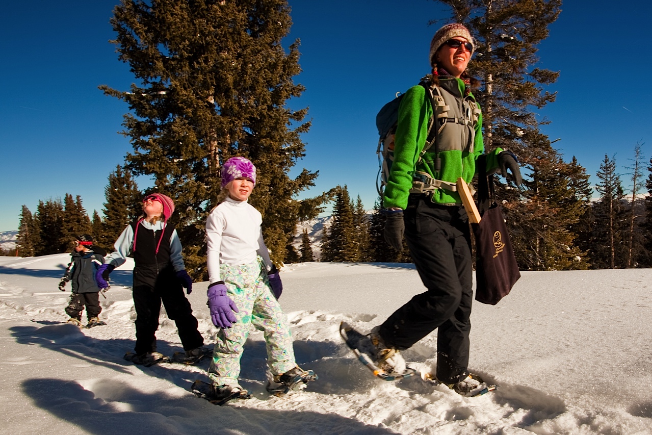 Aspen-kids-snowshoeing-with-ACES