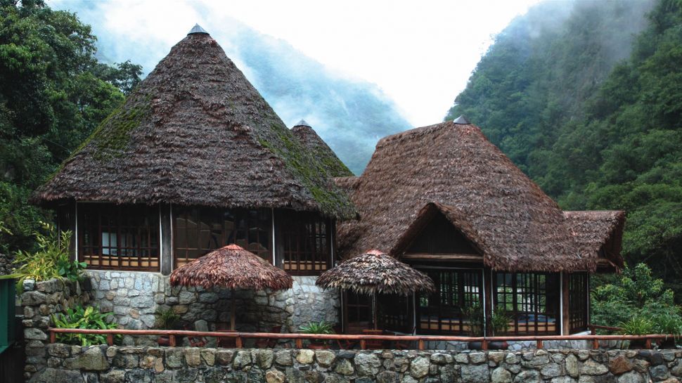 exterior-hut-mountains-Inka-terra-peru