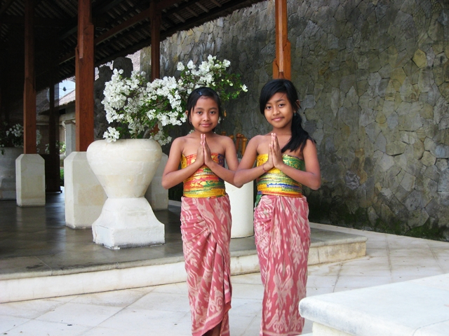 Amankila_Young_Balinese_Dancers