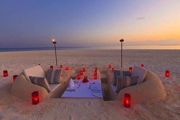 romantic-dinner-on-the-beach