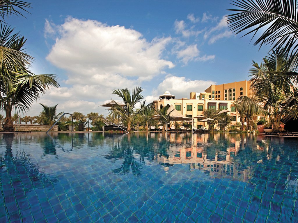 shangri-la-hotel-qaryat-al-beri-pool