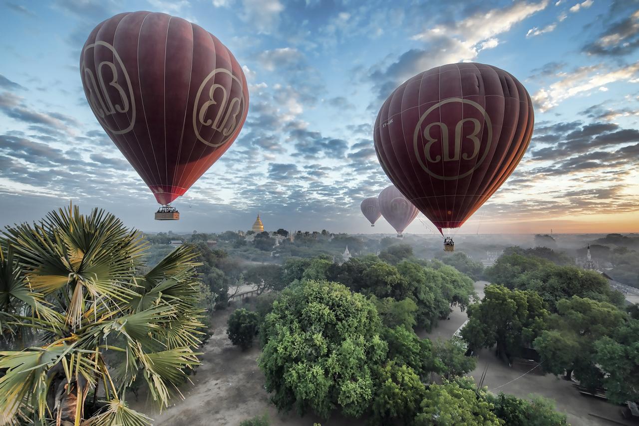Myanmar-riding-balloon-over-Bagan