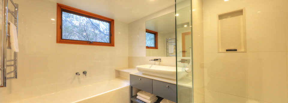 ski-in-ski-out-thredbo-chalet-11-bathroom